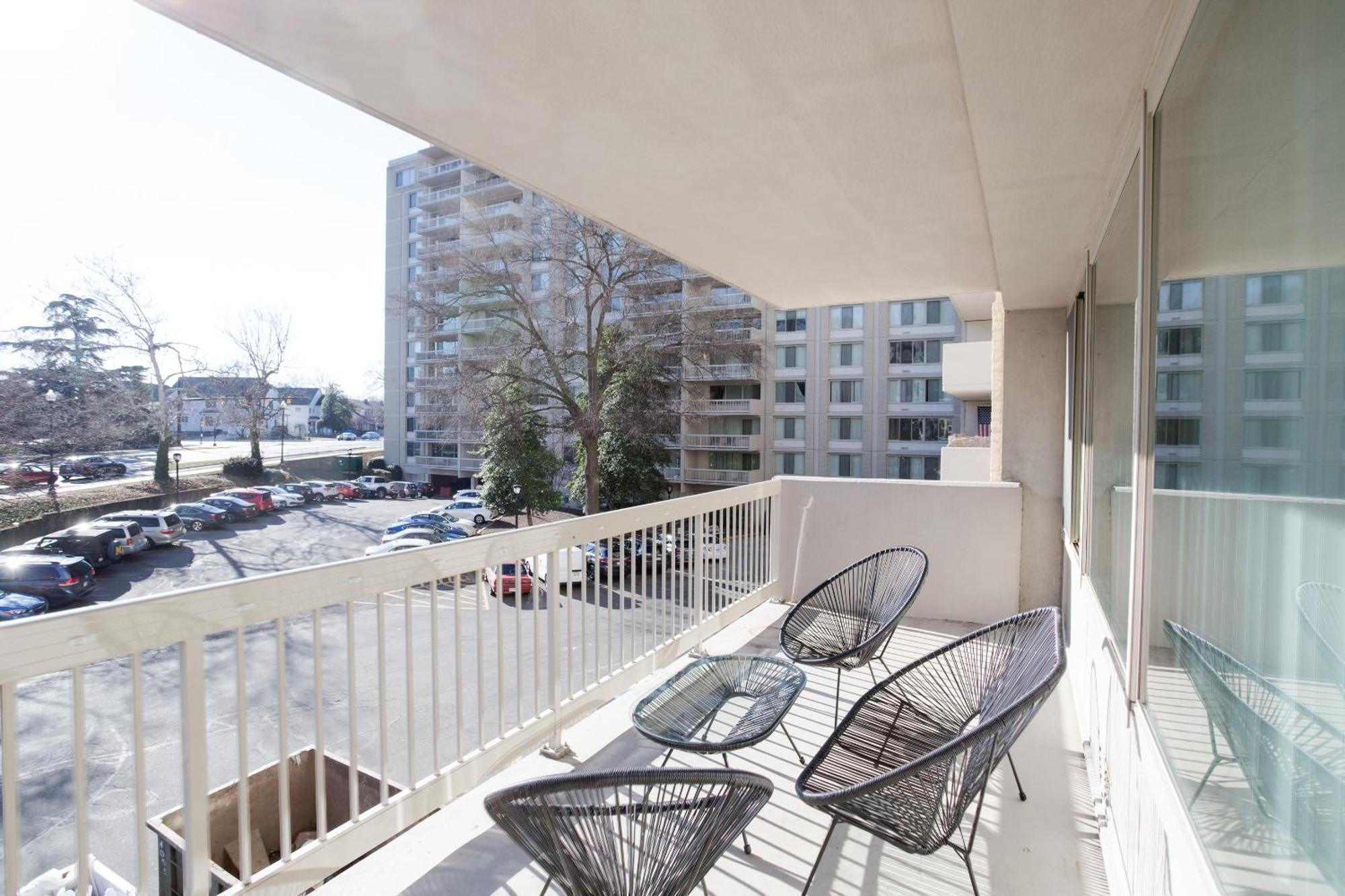Spacious 2 Bedrooms Apt @Crystal City With Gym 알링턴 외부 사진