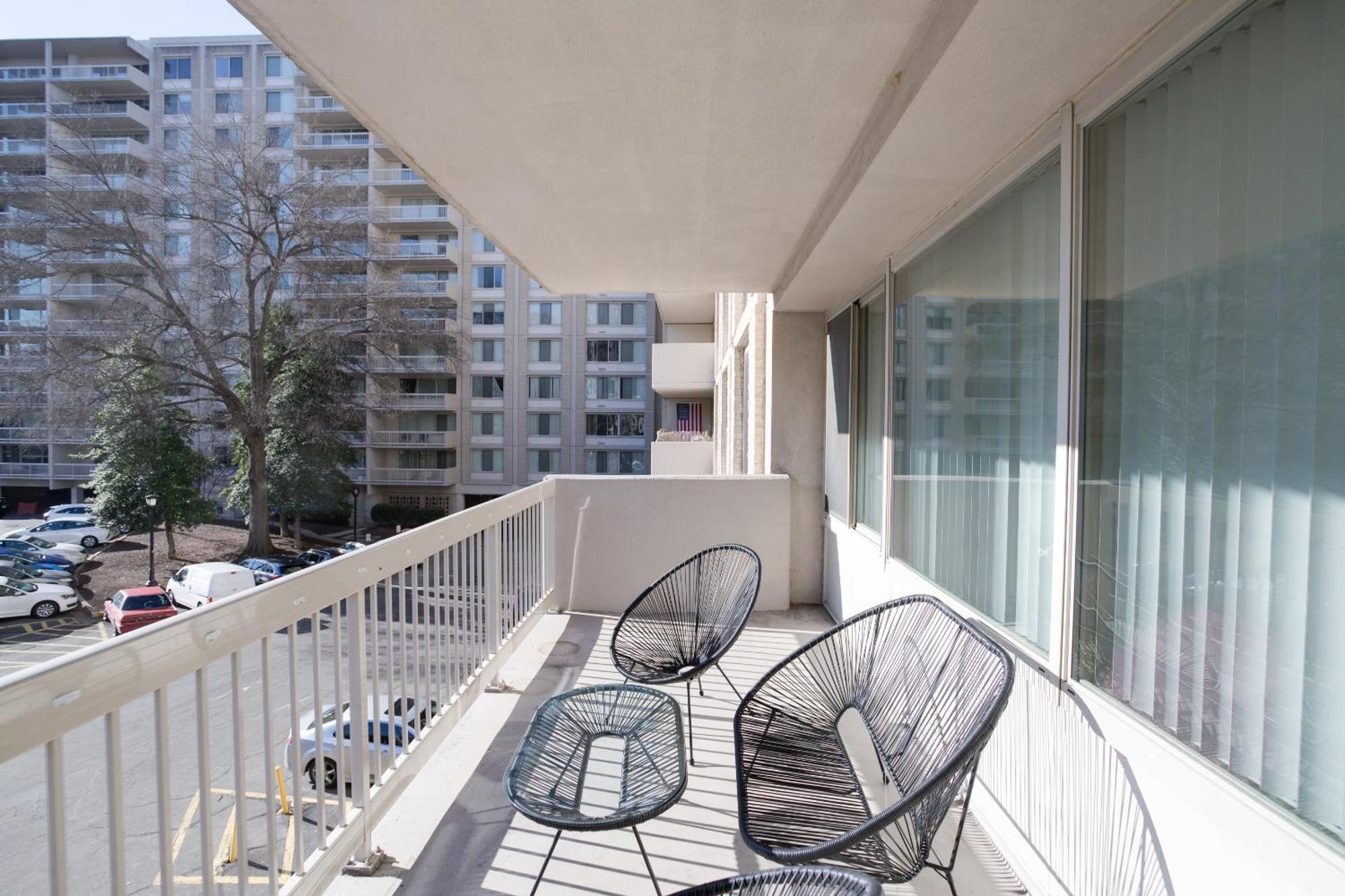 Spacious 2 Bedrooms Apt @Crystal City With Gym 알링턴 외부 사진