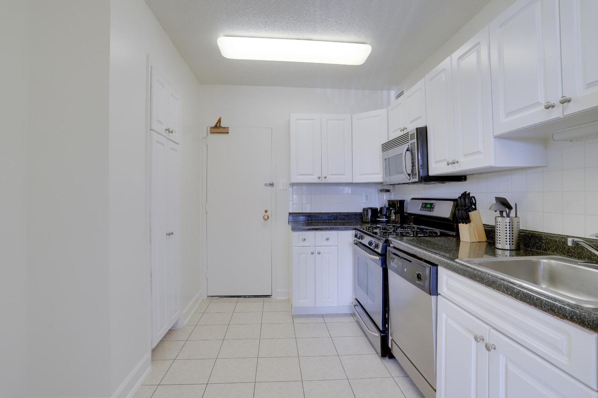 Spacious 2 Bedrooms Apt @Crystal City With Gym 알링턴 외부 사진