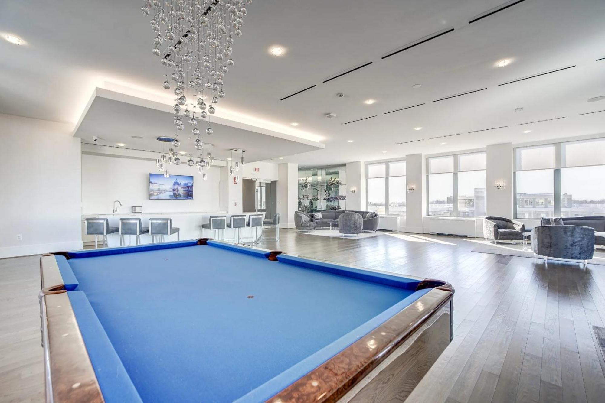 Spacious 2 Bedrooms Apt @Crystal City With Gym 알링턴 외부 사진